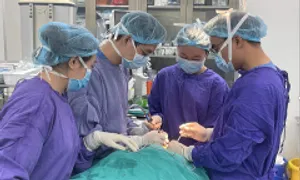 Dùng vạt da tái tạo môi cho cụ ông bị chó cắn