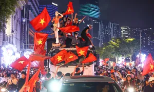 Hàng triệu người xuống đường mừng Việt Nam vô địch Hàng triệu người xuống đường mừng Việt Nam vô địch