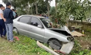 Lái ôtô lao sang làn đối diện, tông chết hai bà cháu Lái ôtô lao sang làn đối diện, tông chết hai bà cháu