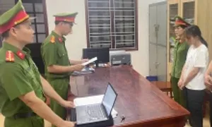 Cô giáo bị tạm giữ vì hành hạ hai bé 20 tháng tuổi Cô giáo bị tạm giữ vì hành hạ hai bé 20 tháng tuổi
