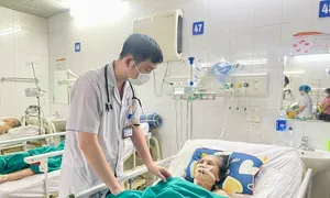 Hồi sinh cụ bà ngừng tim, gia đình từng xin về Hồi sinh cụ bà ngừng tim, gia đình từng xin về