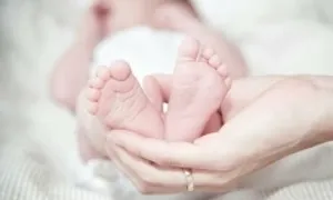 Đẻ rơi trong phòng vệ sinh mới biết mình mang thai Đẻ rơi trong phòng vệ sinh mới biết mình mang thai