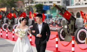Dàn đại bác lễ 30/4 thành điểm chụp ảnh cưới 'hot' Dàn đại bác lễ 30/4 thành điểm chụp ảnh cưới 'hot'
