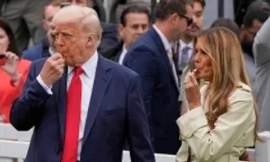 Ông Trump và bà Melania thổi còi khởi đầu cuộc đua lăn trứng Phục sinh Ông Trump và bà Melania thổi còi khởi đầu cuộc đua lăn trứng Phục sinh