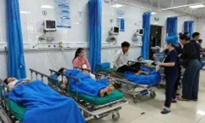Bệnh viện báo động đỏ cấp cứu nạn nhân vụ lật xe Bệnh viện báo động đỏ cấp cứu nạn nhân vụ lật xe