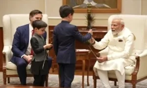 Thủ tướng Ấn Độ tặng lông công cho con của Phó tổng thống Mỹ Thủ tướng Ấn Độ tặng lông công cho con của Phó tổng thống Mỹ