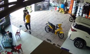Xông vào nhà nổ súng bắn gục người đàn ông Xông vào nhà nổ súng bắn gục người đàn ông