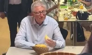 Video Bill Gates ăn sầu riêng gây chú ý