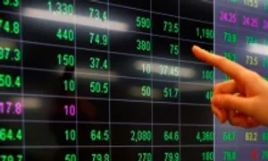 VN-Index vượt 1.300 điểm