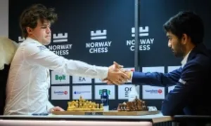 Carlsen hạ Vua cờ Gukesh ở cờ tiêu chuẩn Carlsen hạ Vua cờ Gukesh ở cờ tiêu chuẩn