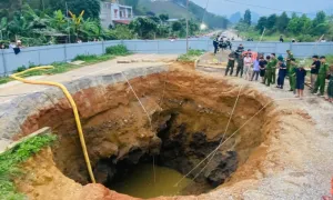 Dừng hút nước tìm kiếm nạn nhân mất tích ở 'hố tử thần' Dừng hút nước tìm kiếm nạn nhân mất tích ở 'hố tử thần'