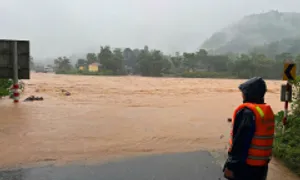 Đường sạt lở, hoa màu ngập do bão Wutip Đường sạt lở, hoa màu ngập do bão Wutip