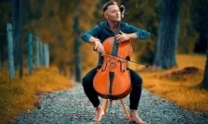 Chàng trai Thụy Sĩ nổi tiếng khi cover các bản hit bằng cello Chàng trai Thụy Sĩ nổi tiếng khi cover các bản hit bằng cello