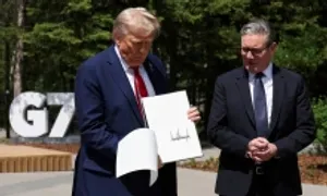 Thủ tướng Anh giải thích việc nhặt giấy tờ ông Trump đánh rơi