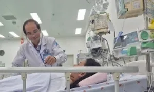 Bé gái sốt xuất huyết phải truyền 10 lít máu mới thoát cửa tử Bé gái sốt xuất huyết phải truyền 10 lít máu mới thoát cửa tử