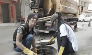 Cô gái bỏ việc lương cao về quê móc cống Cô gái bỏ việc lương cao về quê móc cống