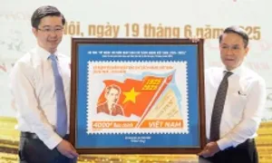 Phát hành bộ tem kỷ niệm 100 năm Báo chí cách mạng Việt Nam Phát hành bộ tem kỷ niệm 100 năm Báo chí cách mạng Việt Nam