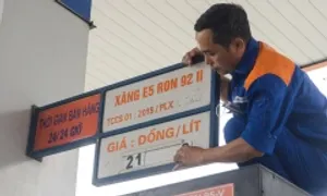 Giá xăng vượt 21.000 đồng một lít Giá xăng vượt 21.000 đồng một lít