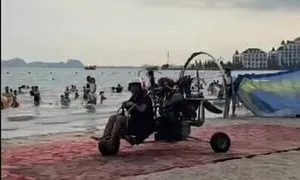 Dù lượn động cơ lao vào du khách trên biển Bãi Cháy Dù lượn động cơ lao vào du khách trên biển Bãi Cháy