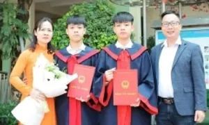 Anh em sinh đôi giành ngôi thủ khoa và á khoa chuyên Lý Anh em sinh đôi giành ngôi thủ khoa và á khoa chuyên Lý