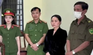 Nữ giám đốc bị bắt vì sản xuất thực phẩm giả Nữ giám đốc bị bắt vì sản xuất thực phẩm giả
