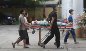Nam sinh đi thi tốt nghiệp trên cáng cứu thương