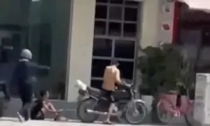 Người cha bị tạm giữ vì bạo hành con trai Người cha bị tạm giữ vì bạo hành con trai