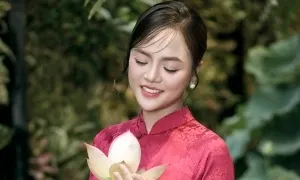 Sao Việt diện áo dài tạo dáng bên hoa sen Sao Việt diện áo dài tạo dáng bên hoa sen