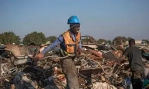Những người đồng nát nhặt từng mảnh ô nhiễm ở Zimbabwe