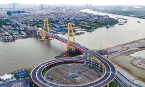 Cầu Hoàng Gia bắc qua sông Cấm trước ngày thông xe Cầu Hoàng Gia bắc qua sông Cấm trước ngày thông xe