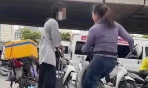 Người bán trà đá bị phạt tiền vì đuổi cô gái đứng chờ xe ở vỉa hè Người bán trà đá bị phạt tiền vì đuổi cô gái đứng chờ xe ở vỉa hè