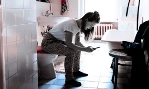 Thói quen 'cắm rễ' trong nhà vệ sinh Thói quen 'cắm rễ' trong nhà vệ sinh