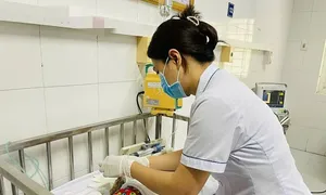 Bé sơ sinh nguy kịch vì gia đình dùng dao lam 'giải bệnh' Bé sơ sinh nguy kịch vì gia đình dùng dao lam 'giải bệnh'