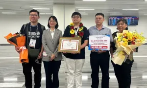 Nam sinh giành huy chương bạc Toán quốc tế được 'thưởng nóng' 50 triệu đồng Nam sinh giành huy chương bạc Toán quốc tế được 'thưởng nóng' 50 triệu đồng