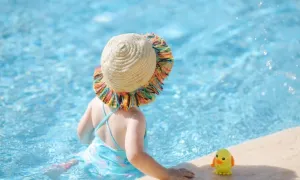 Lý do không nên mặc đồ bơi màu xanh, trắng Lý do không nên mặc đồ bơi màu xanh, trắng