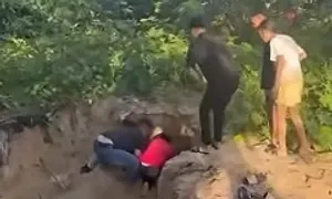 Tài xế và khách du lịch cứu bé trai bị cát vùi ở Côn Đảo Tài xế và khách du lịch cứu bé trai bị cát vùi ở Côn Đảo