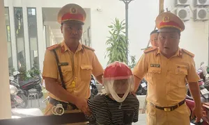 Tài xế công nghệ lao xe vào chốt CSGT thoát khỏi khách 'ngáo đá' Tài xế công nghệ lao xe vào chốt CSGT thoát khỏi khách 'ngáo đá'