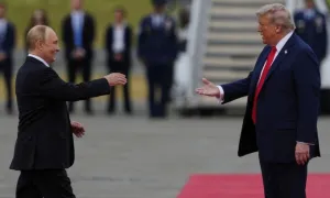 Màn chào đón nồng nhiệt ông Trump dành cho ông Putin tại Alaska Màn chào đón nồng nhiệt ông Trump dành cho ông Putin tại Alaska