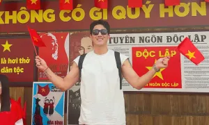 Người nước ngoài 'hòa tan' trong không khí 2/9 ở Hà Nội Người nước ngoài 'hòa tan' trong không khí 2/9 ở Hà Nội