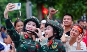 Chiến sĩ hát, chụp hình cùng người dân trước giờ hợp luyện Chiến sĩ hát, chụp hình cùng người dân trước giờ hợp luyện