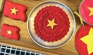 Bánh trung thu 'cờ đỏ sao vàng' hút khách
