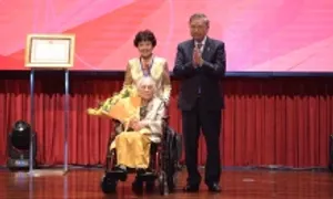 Tổng Bí thư trao danh hiệu Anh hùng Lao động cho bà Nguyễn Thị Bình Tổng Bí thư trao danh hiệu Anh hùng Lao động cho bà Nguyễn Thị Bình
