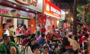 Hàng quán mở xuyên đêm phục vụ khách xem tổng duyệt diễu binh