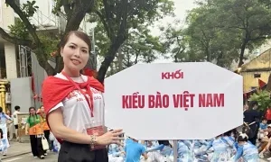 Kiều bào về nước xem diễu binh Kiều bào về nước xem diễu binh