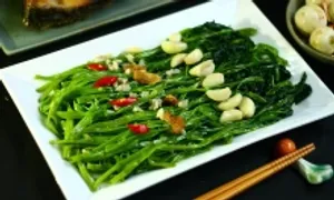 Xào rau nên cho tỏi trước hay sau?