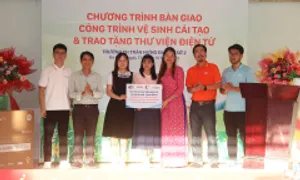 Bàn giao 8 thư viện điện tử cho học sinh Huế, Đà Nẵng
