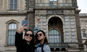 Khách đổ xô check in cửa sổ nơi nhóm trộm đột nhập bảo tàng Louvre