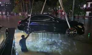 Cứu ôtô ngập lũ trong đêm ở Huế