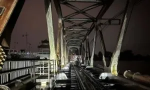 Điều tàu hàng 700 tấn ngăn lũ cuốn trôi cầu Bạch Hổ