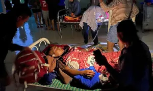 Sạt lở đất vùi lấp hàng chục ngôi nhà, 5 người bị thương